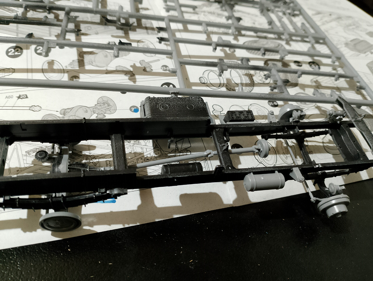 Начинал собирать как обычно с рамы и ходовой 