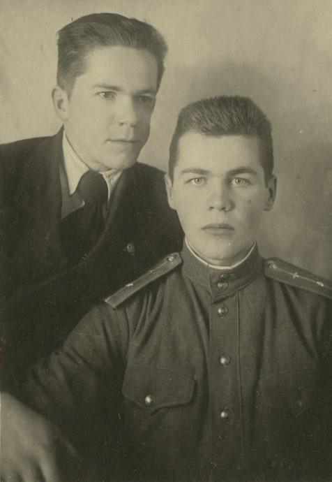 Юрий и Евгений (впереди) Порсины. 27.02.1944. Государственный музей истории СПб.