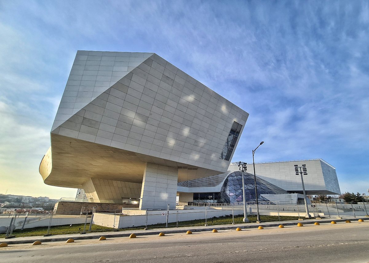 Здание музейного комплекса. Со стороны главного входа вмонтирован стеклянный купол.