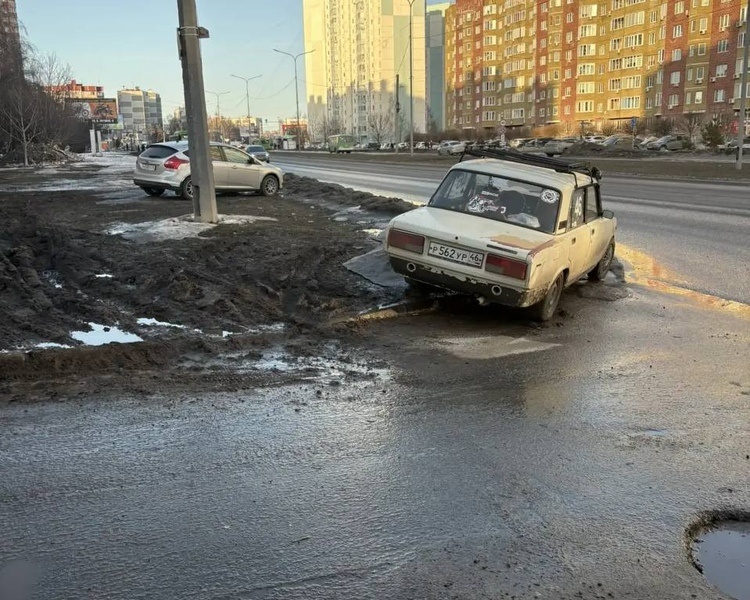     В Курске мэр назвал недоводителями нарушителей парковки на Клыкова