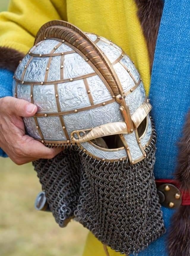 Золоченый шлем, это важно. Ну посеребренный на худой конец.