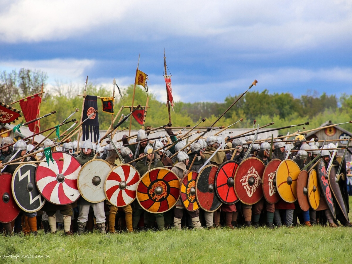 Пятый копейщик в третьем ряду.