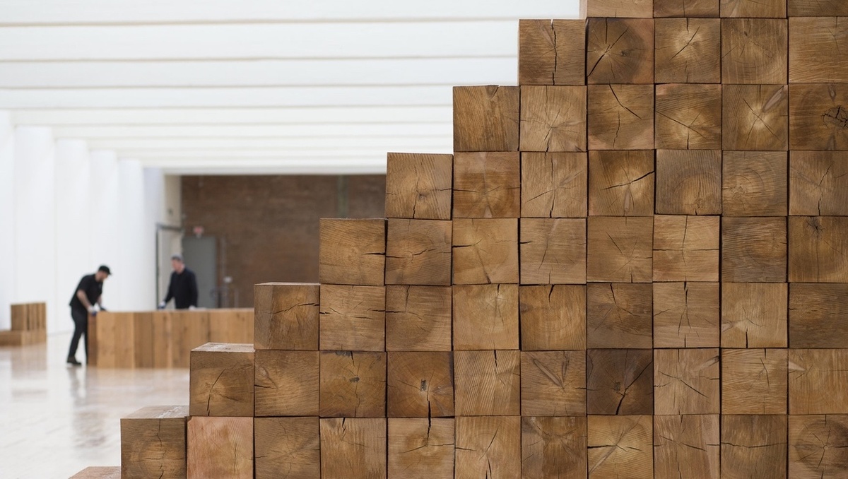 Карл Андре. Трискайдек. 1979. Дерево. Работа на выставке