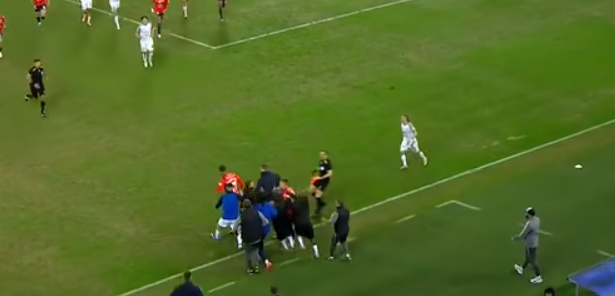 Футболисты ЦСКА и "Балтики" толкаются около бровки. Кадр из трансляции Матч ТВ