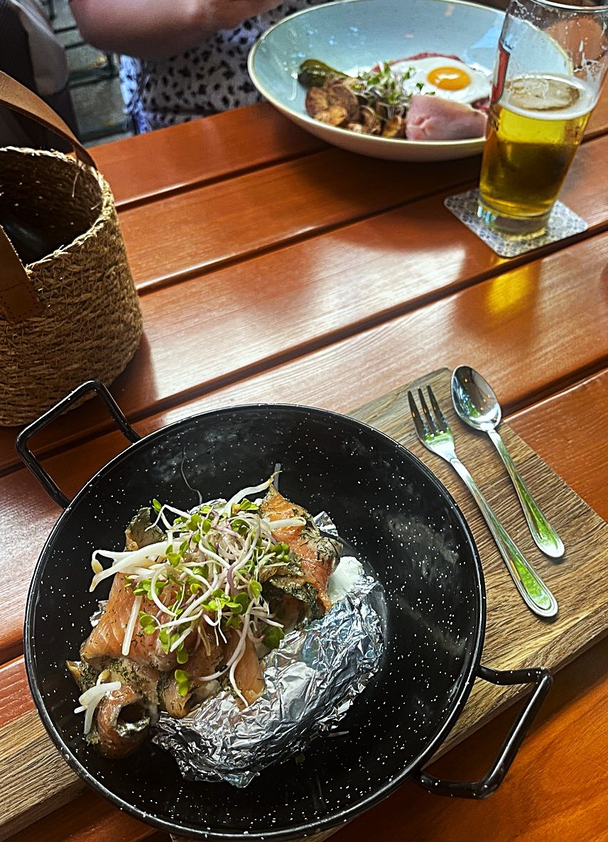 Только одна фотография лабскауса сохранилась на память. Лабскаус - на заднем плане. А на переднем - нечто схожее с крошкой-картошкой. Фото моё.