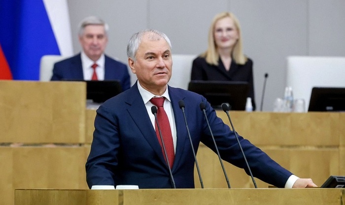    Володин призвал отозвать рекомендации о цветах формы для медиков
