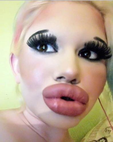 Понятно, я не могла себе позволить фотографировать постороннего человека, это фото из интернета, губы у моей попутчицы были поменьше, а ресницы - побольше.