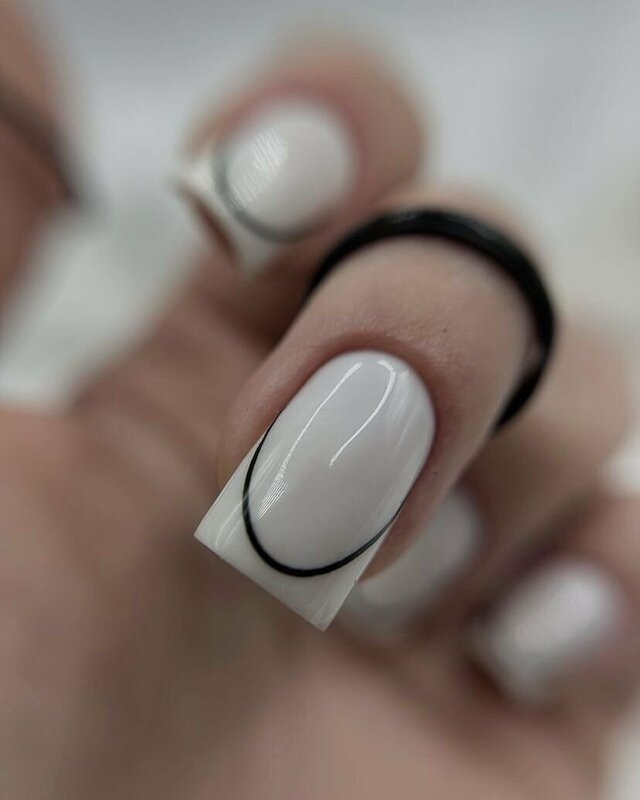 И макияж по рисунку вот такой примерно, только неаккуратный и уже побитый, ну. и плюс длина  свободного края где-то вдвое от того, что здесь