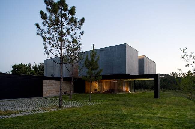 Парящий дом у дороги