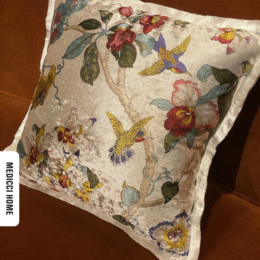 Декоративный текстиль MEDICCI HOME с винтажным цветочным принтом.