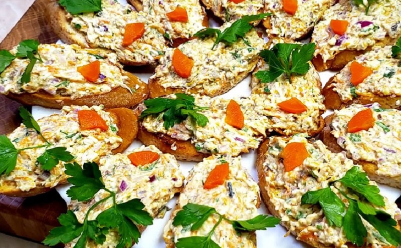 Пикантная закуска из шпрот и плавленого сырка: ароматное сочетание для сытного перекуса