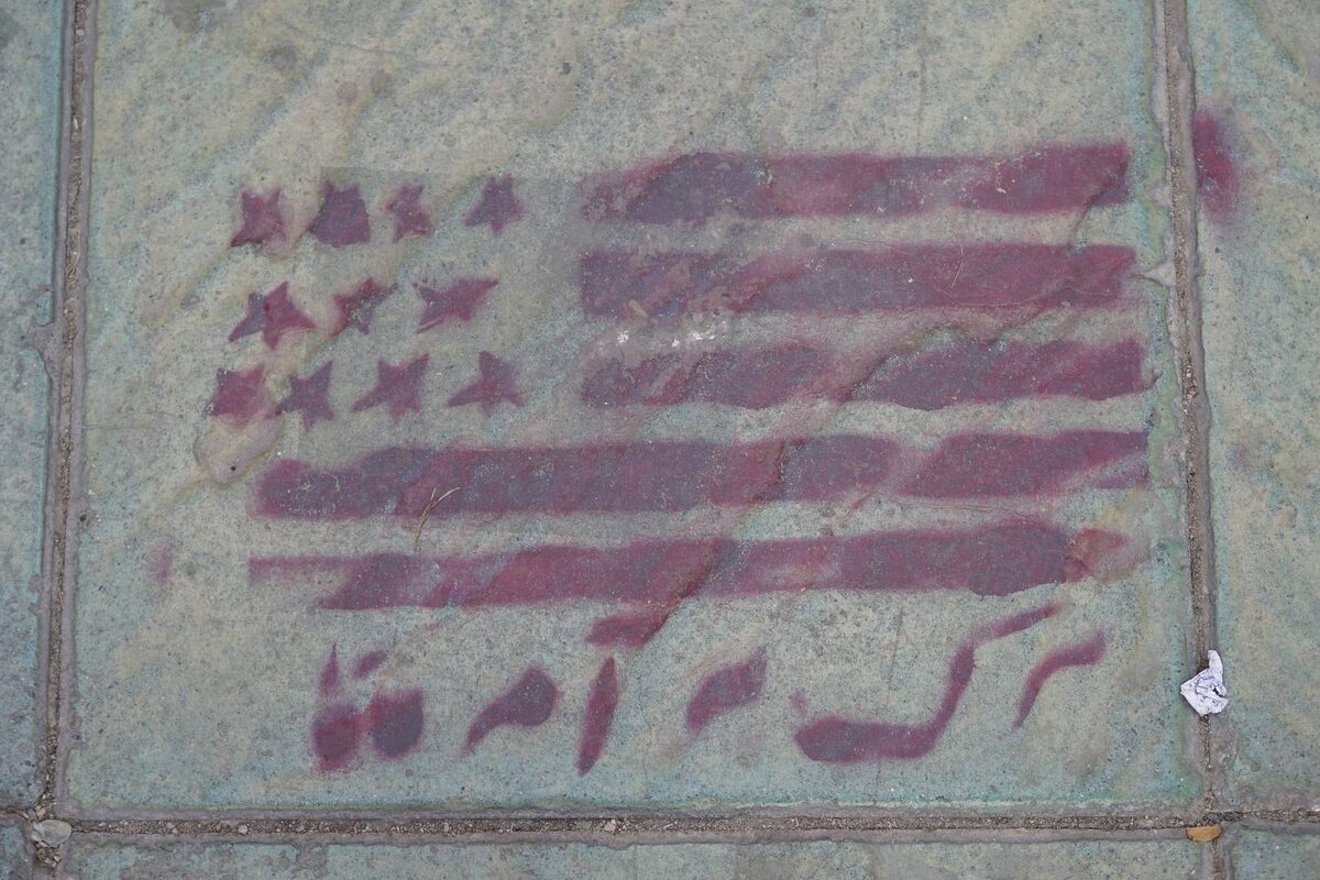     Долой США! (уличное граффити в Тегеране)   
(cc) s1ingshot