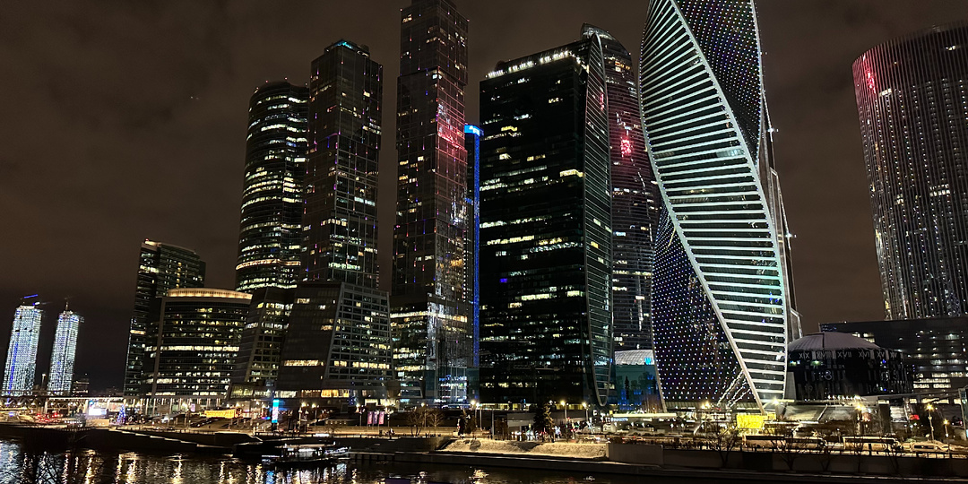 Не понимаю, почему все так превозносят Москва-Сити. Там же жить не комфортно