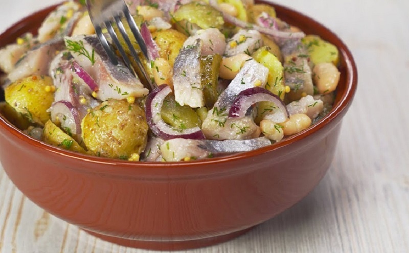 Салат с селедкой и картофелем: неожиданный дуэт, который влюбляет с первой ложки