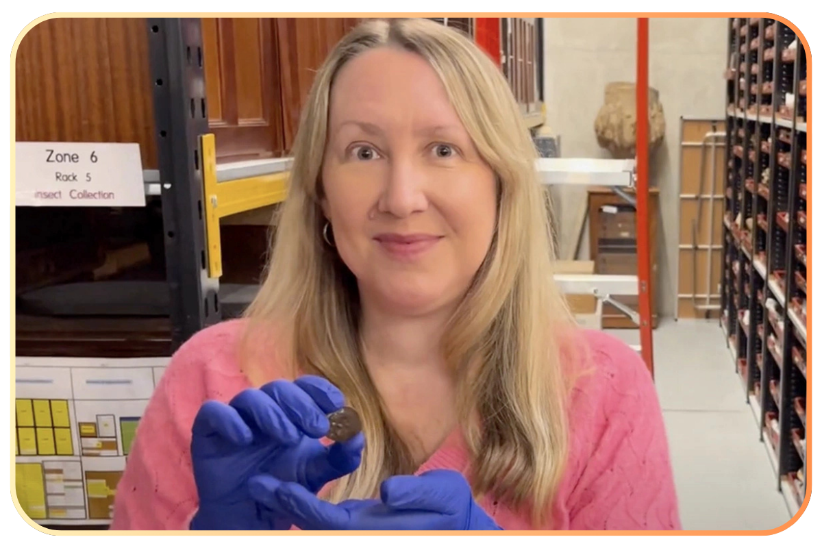 Кэт Бакстер, куратор отдела археологии и нумизматики Музея и галерей Лидса с той самой монетой.