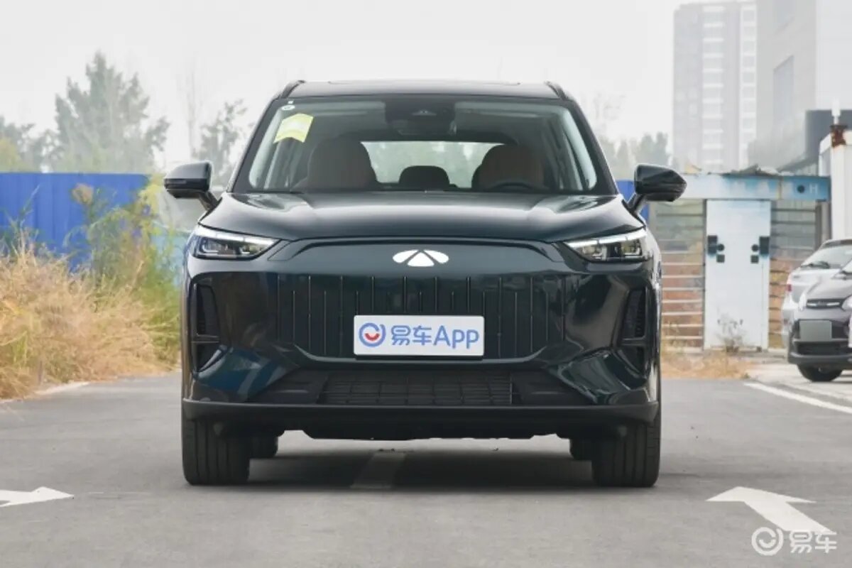 Футуристичная передняя часть с закрытой решеткой.