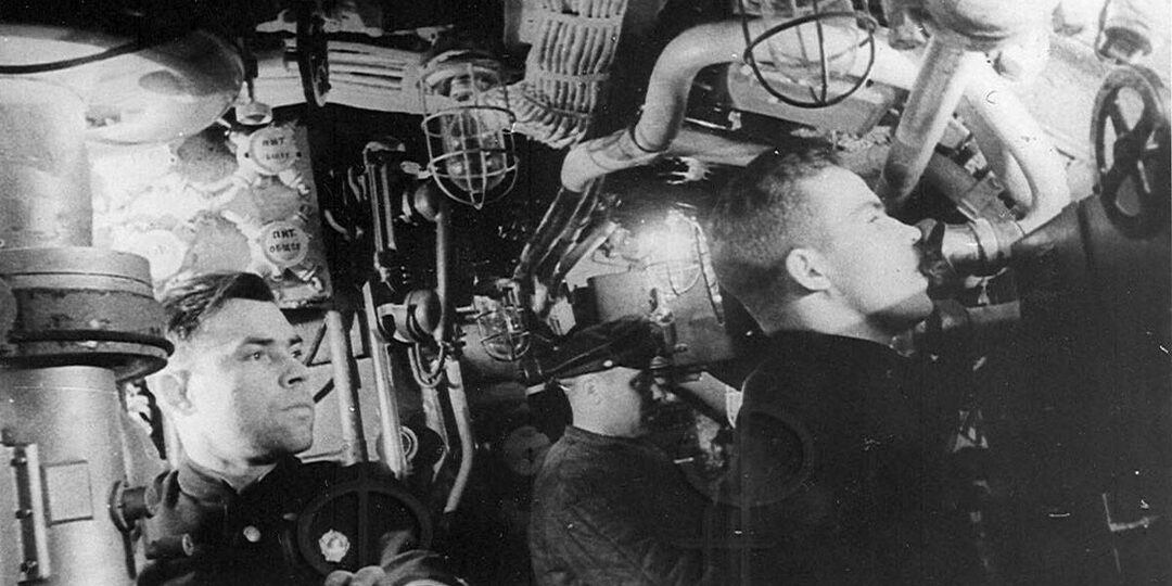 Бросил экипаж и махал наволочкой немцам: как командир подлодки перехитрил и предателя, и врага
