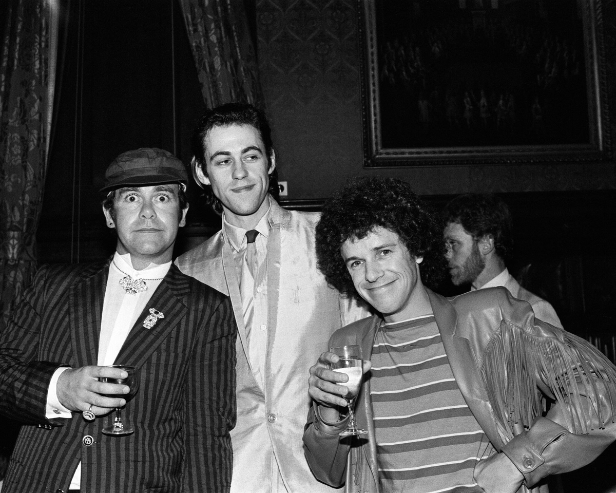 «Я вижу позитив во всём. Мой оптимизм может ослеплять»… Лео Сэйер (справа) с Элтоном Джоном и Бобом Гелдофом на приёме в Палате общин в 1980 году.
Фото: Mirrorpix/Getty Images