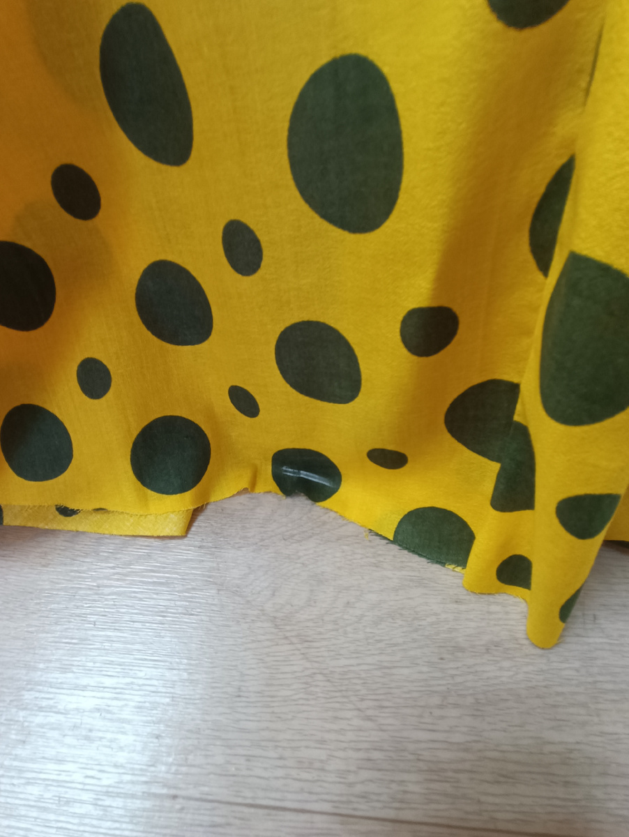 Крутишь Ванюшу по кругу и отмечаешь длину юбки через каждые сантиметров 20. Это и называется "отбить низ" 😉