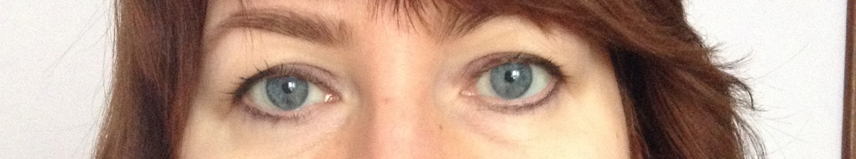 на фото видно, как верхние веки нависают, уголки глаз опускаются. фото автора