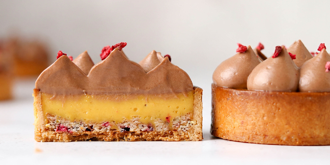 Песочные тарталетки с манго, чили, шоколадным ганашем и хрустящим слоем