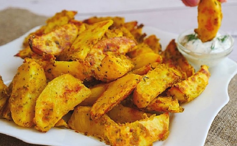 Картофель в кляре, запечённый в духовке: новый вкус привычного блюда