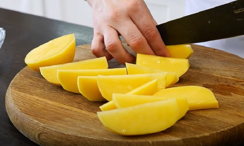 Картофель в кляре, запечённый в духовке: новый вкус привычного блюда