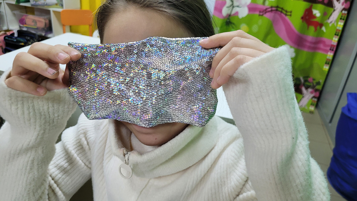 Любава назвала этот кусок ткани "рыбья чешуя"