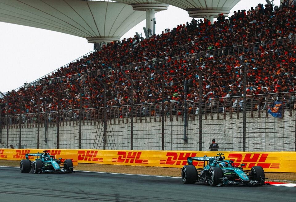    Фернандо Алонсо разминает онемевшие руки на скорости 300 км/ч. ВидеоAston Martin