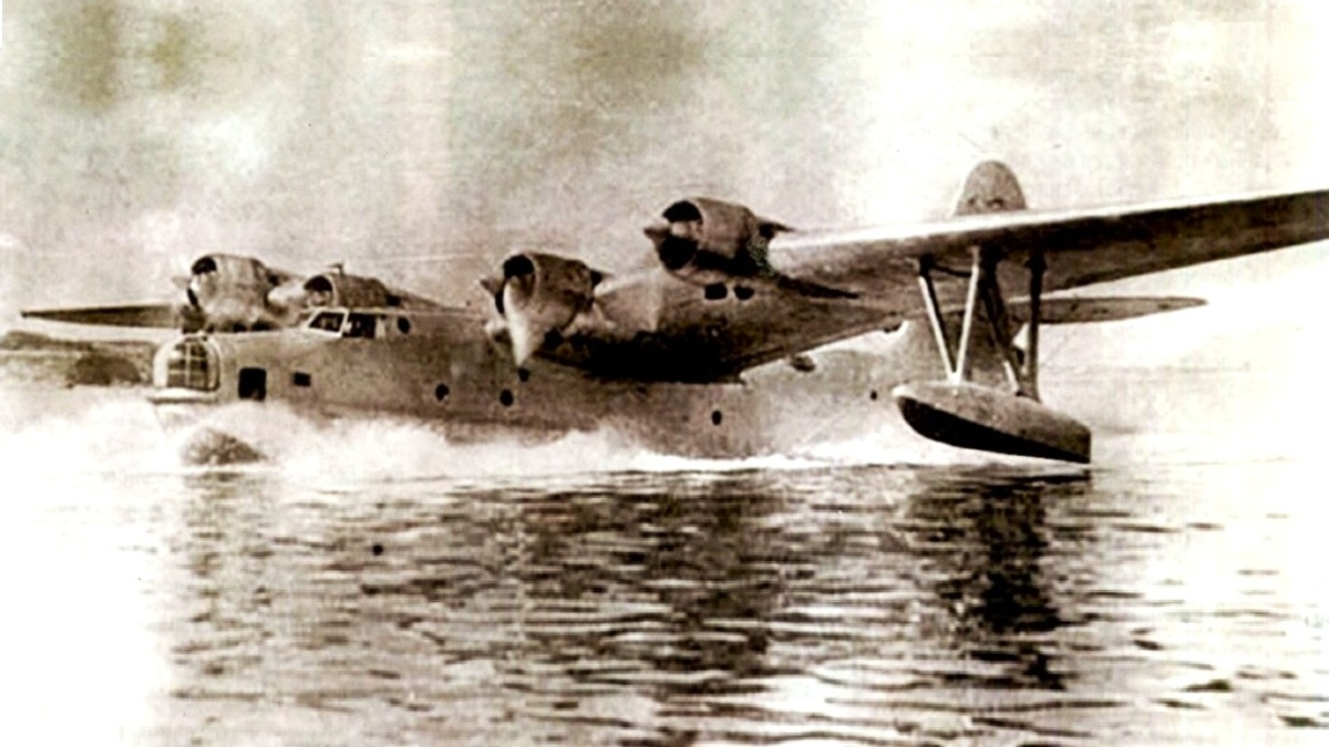 На фотографии: МТБ-2 (АНТ-44, «Чайка», «гидросамолёт Сталина») – советский морской тяжёлый бомбардировщик. Источник фото: https://upload.wikimedia.org/wikipedia/ru/8/8e/МТБ-2_80АЭ.jpg