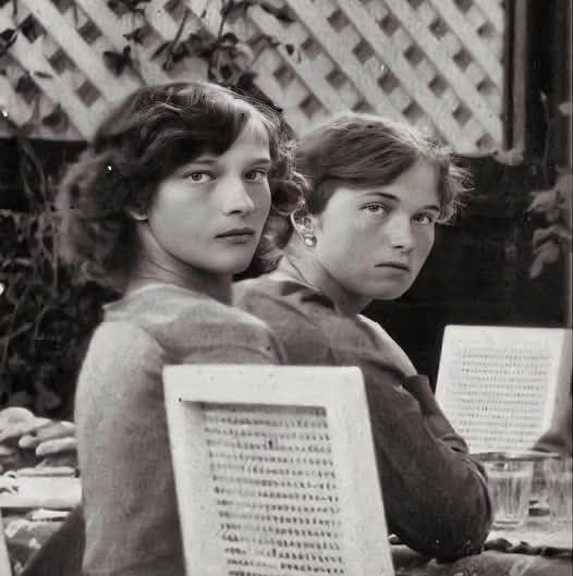 Ольга и Татьяна, взрослые сестры.