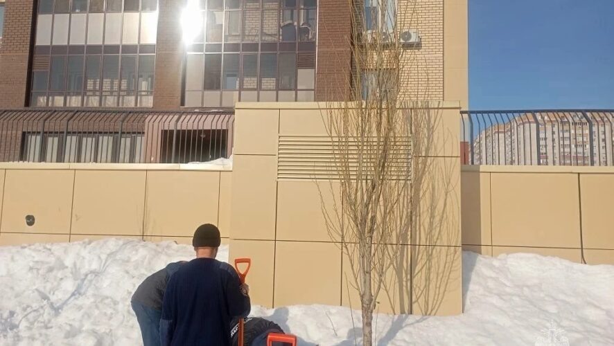 Казанские спасатели вытащили троих детей, застрявших в сугробе