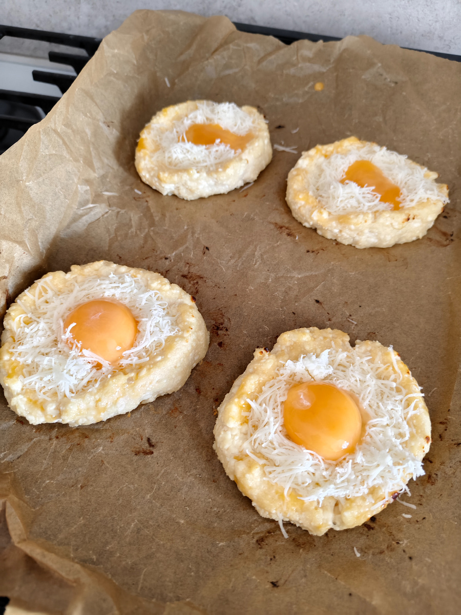 Края лодочек немного опадут, это нормально для творожного теста, оно держит форму хуже, чем дрожжевое