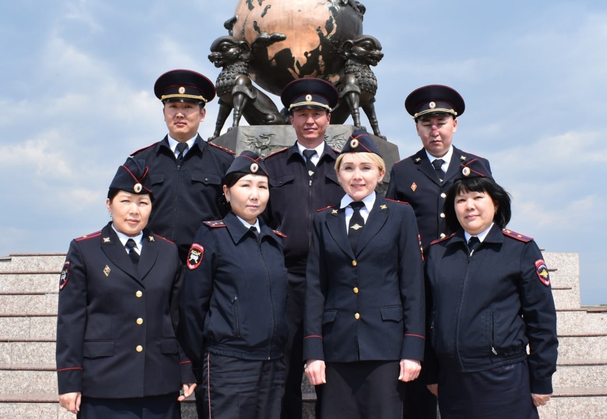 Елена Владимировна Мартак-оол с коллегами отдела по исполнению административного законодательства Управления ГАИ МВД по Республике Тыва)