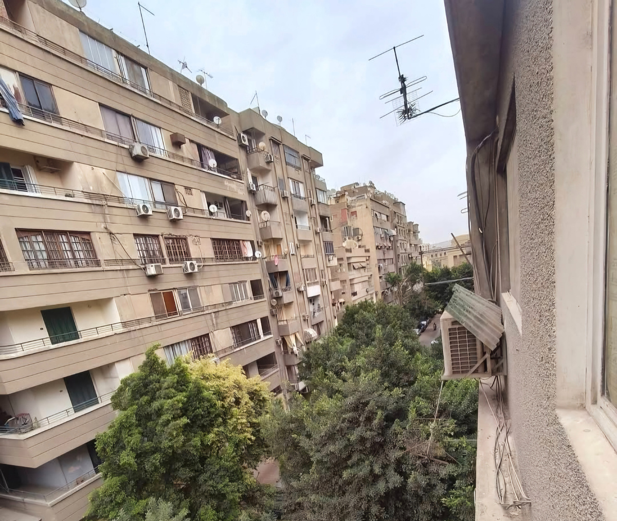 Типичная египетская городская улица (с легальными домами)