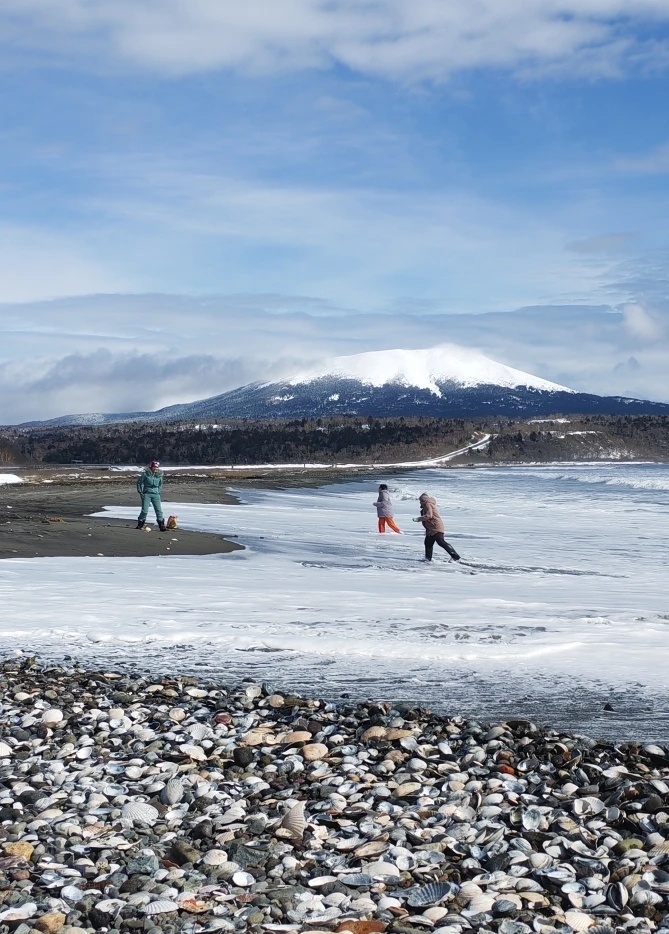Девчонки не успели убежать. 