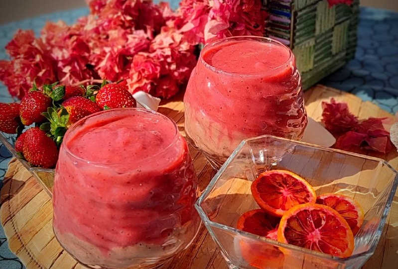 Смузи кашка из конопли с клубникой и красными апельсинами.