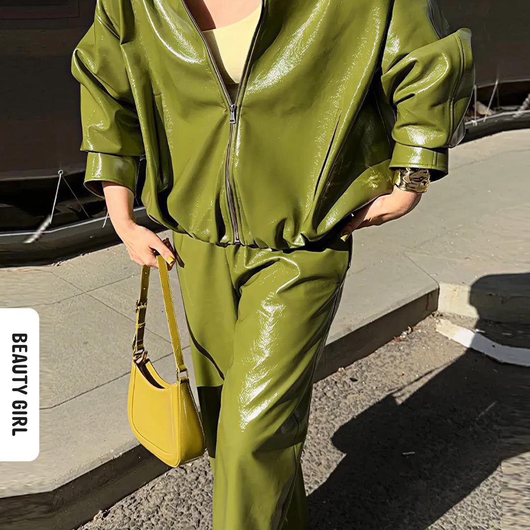 Трендовый костюм из эко-кожи — эффектный образ на каждый день