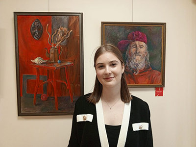 Художница Екатерина Вдовиченко в Центральном доме Российской армии на персональной выставке рисунков / Фото: Cергей Ефимов
