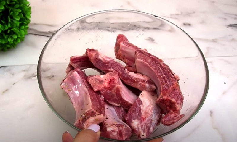Превращаем обычные свиные ребрышки в мясо, которое хочется готовить чаще: необычный рецепт для вашей кухни
