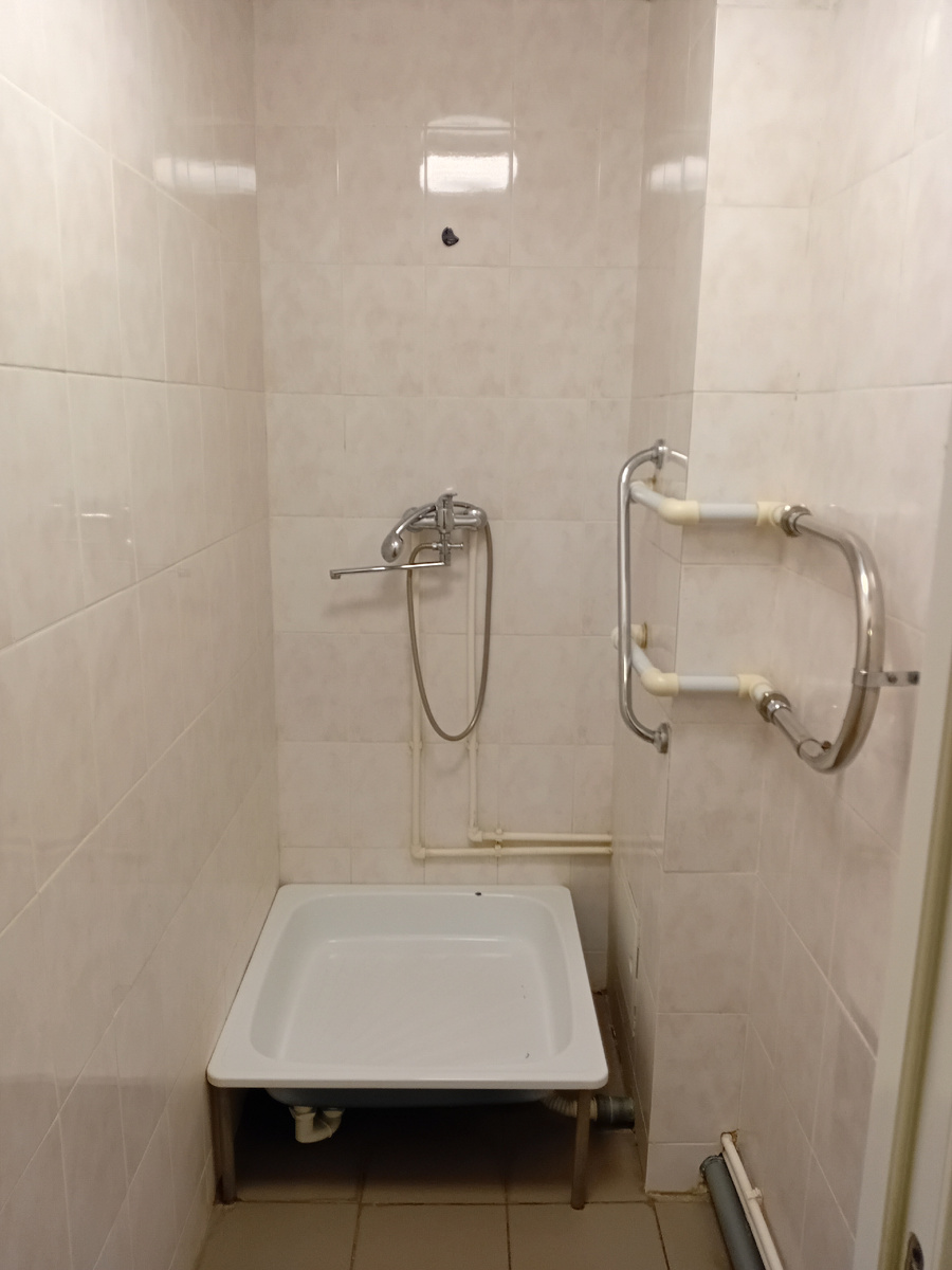 Душ, туалет, раковина - всё в палате