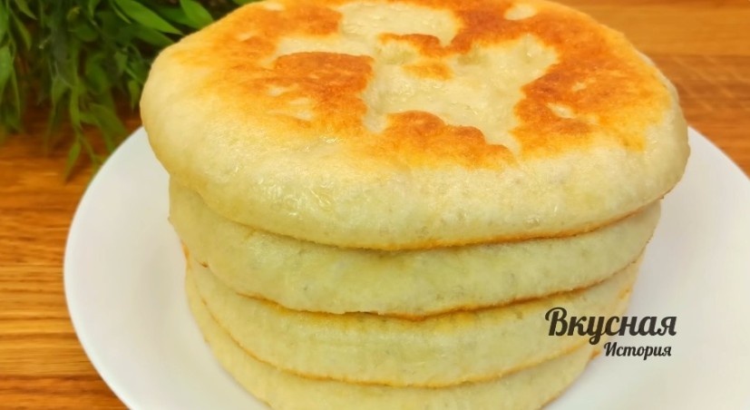 Рецепт для бедных - сказала мне подруга, когда я угостила ее этими лепешками. Очень вкусные лепешки без яиц, кефира и молока.