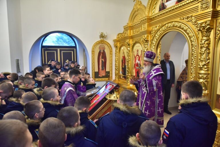    Митрополит Оренбургский и Саракташский Пётр провёл литургию в кадетском училище Мария Чалкина