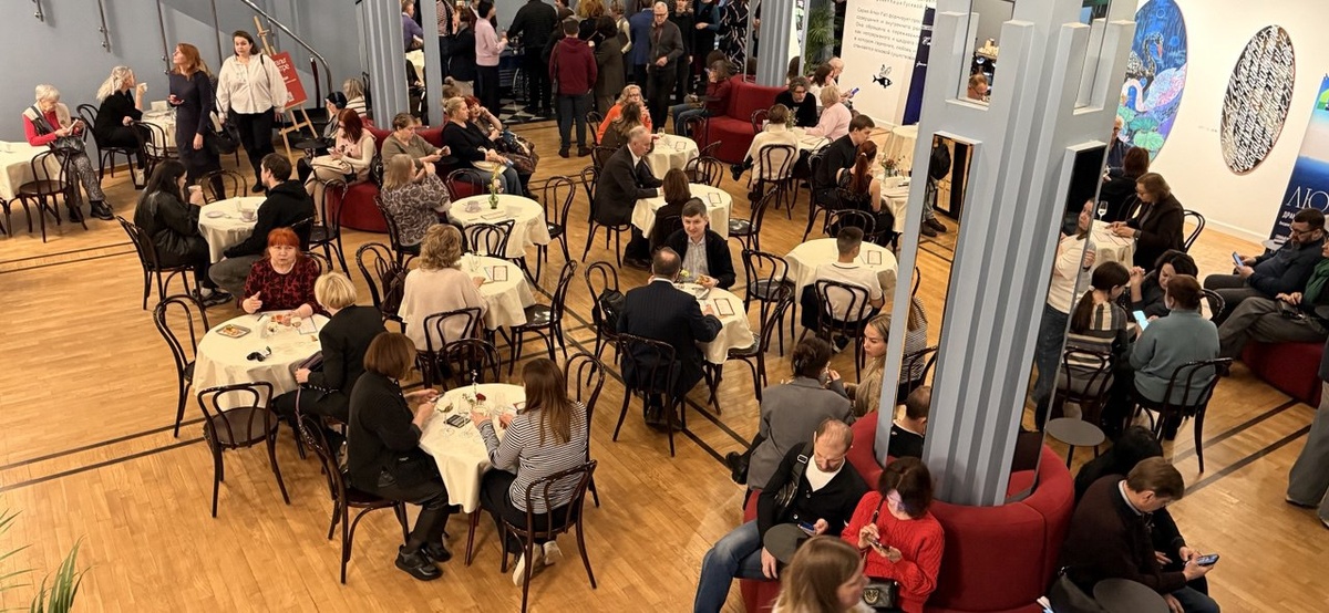 Перед спектаклем. Зал был полный и буфет тоже.