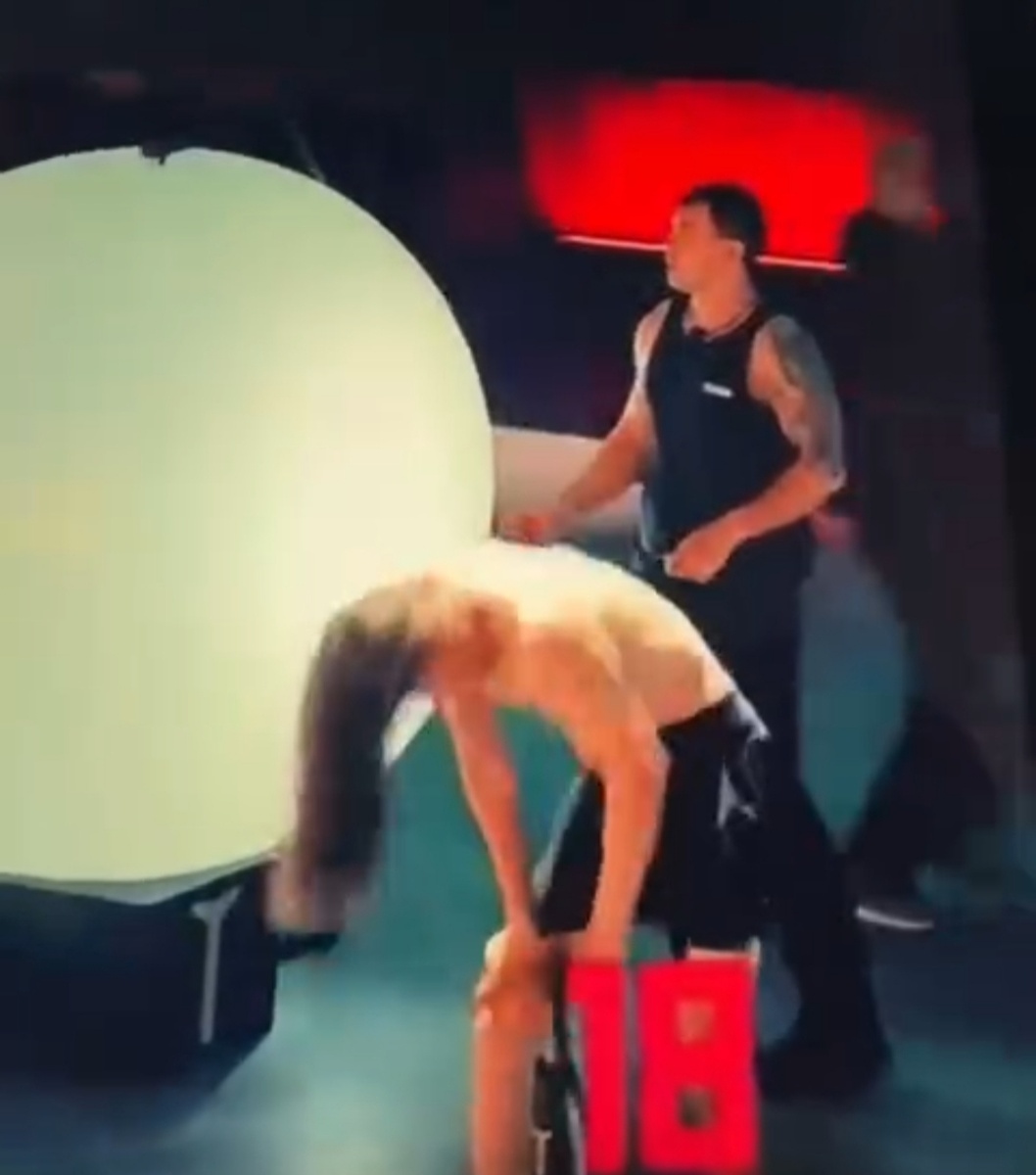 Судья объяснил, что просто поправил надутый шар, который стал заваливаться в сторону...