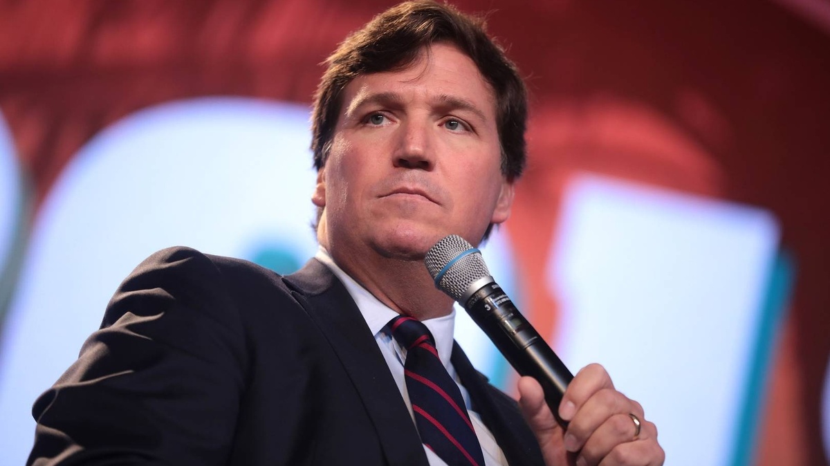     Такер Карлсон   
(cc) Gage Skidmore