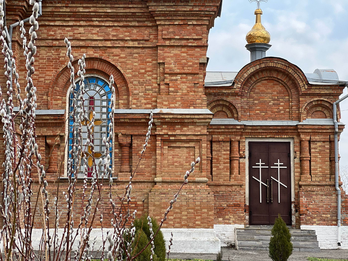 Кирпичные стены, которые пережили почти весь бурный XX век. Фото автора канала