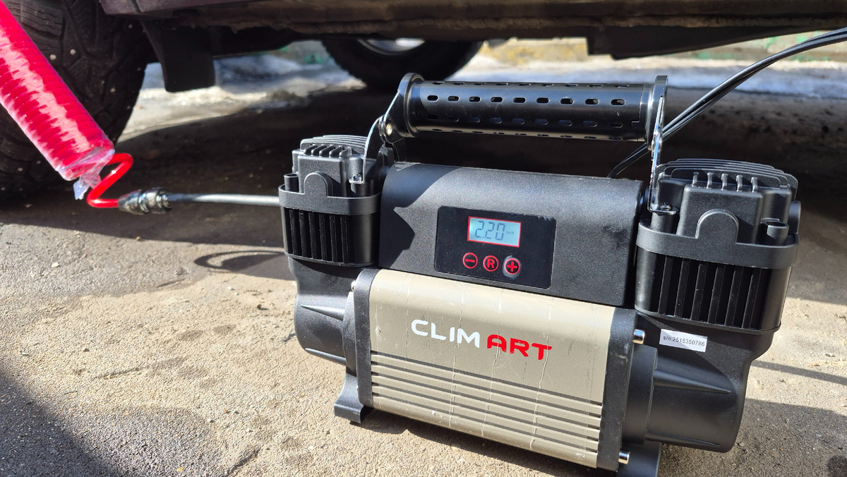 Автомобильный компрессор CLIMART СA-100L Smart – надежный помощник для любого автомобилиста. Устройство предназначено для быстрой подкачки колес. Также с его помощью можно накачать резиновые матрасы, мячи и велосипедные шины – переходники входят в комплект.