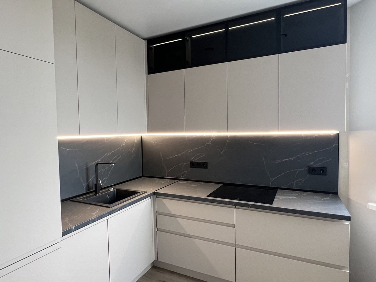 Кухня нашего производства со стеновыми панелями. Идеально!