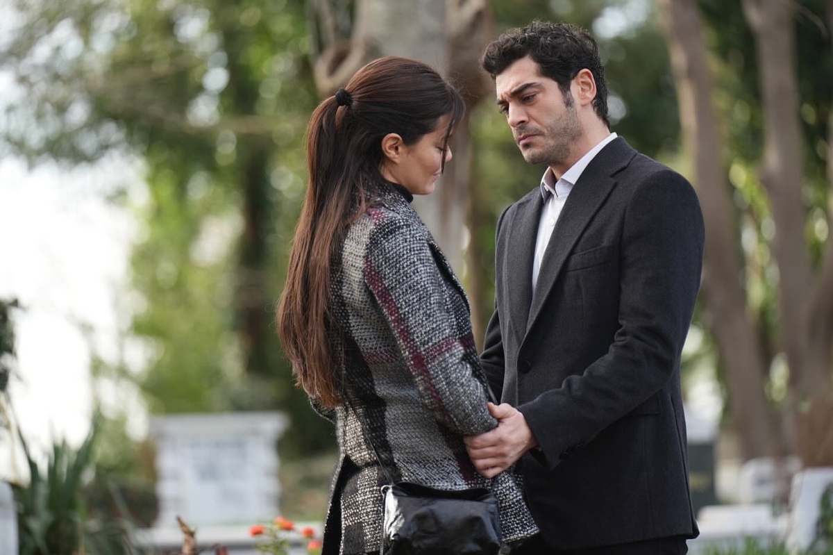 кадр из сериала "Мошенники"